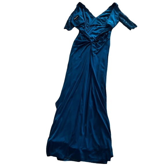 Beautiful Emerald Green Formal Gown With Rhinestone Accent and Lace Top 6 - Picture 10 of 14